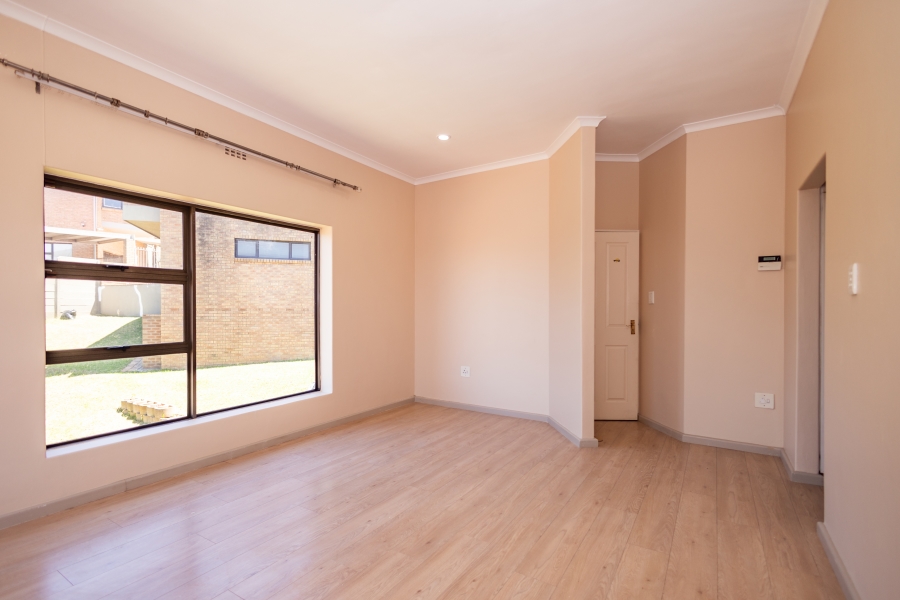 To Let 3 Bedroom Property for Rent in Loevenstein Western Cape